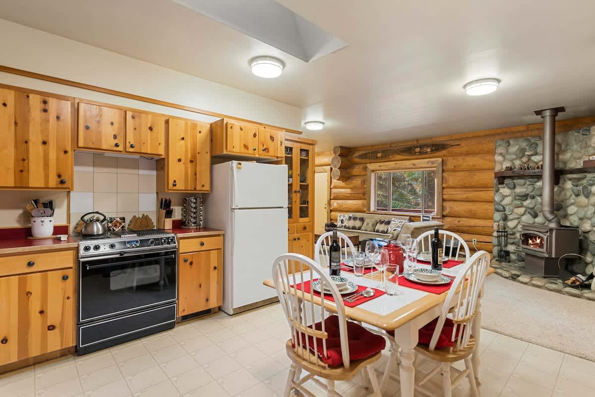 Dining Area & Kitchen